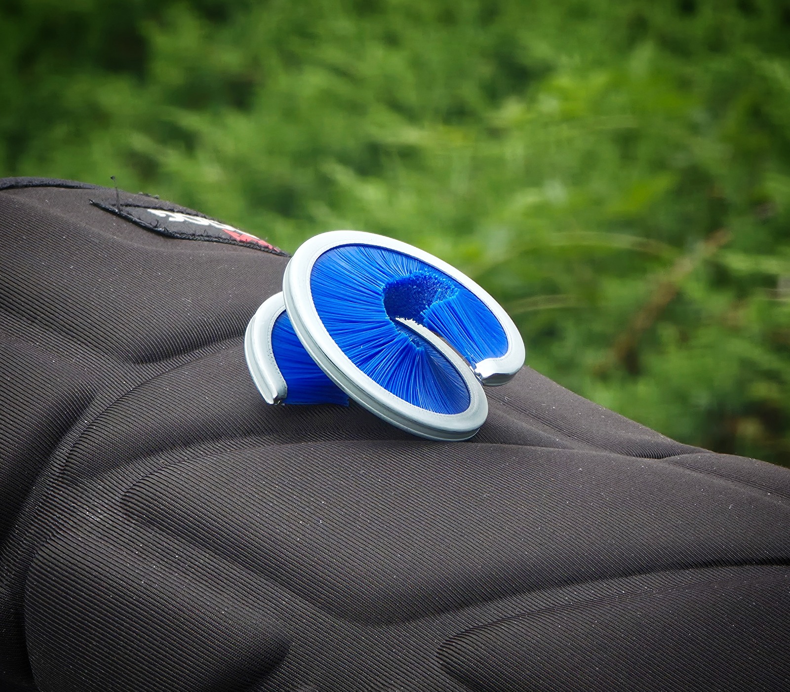 CC360 with blue bristles